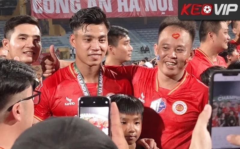 Văn Thanh ăn mừng chức vô địch V-League 2023 cùng Công an Hà Nội